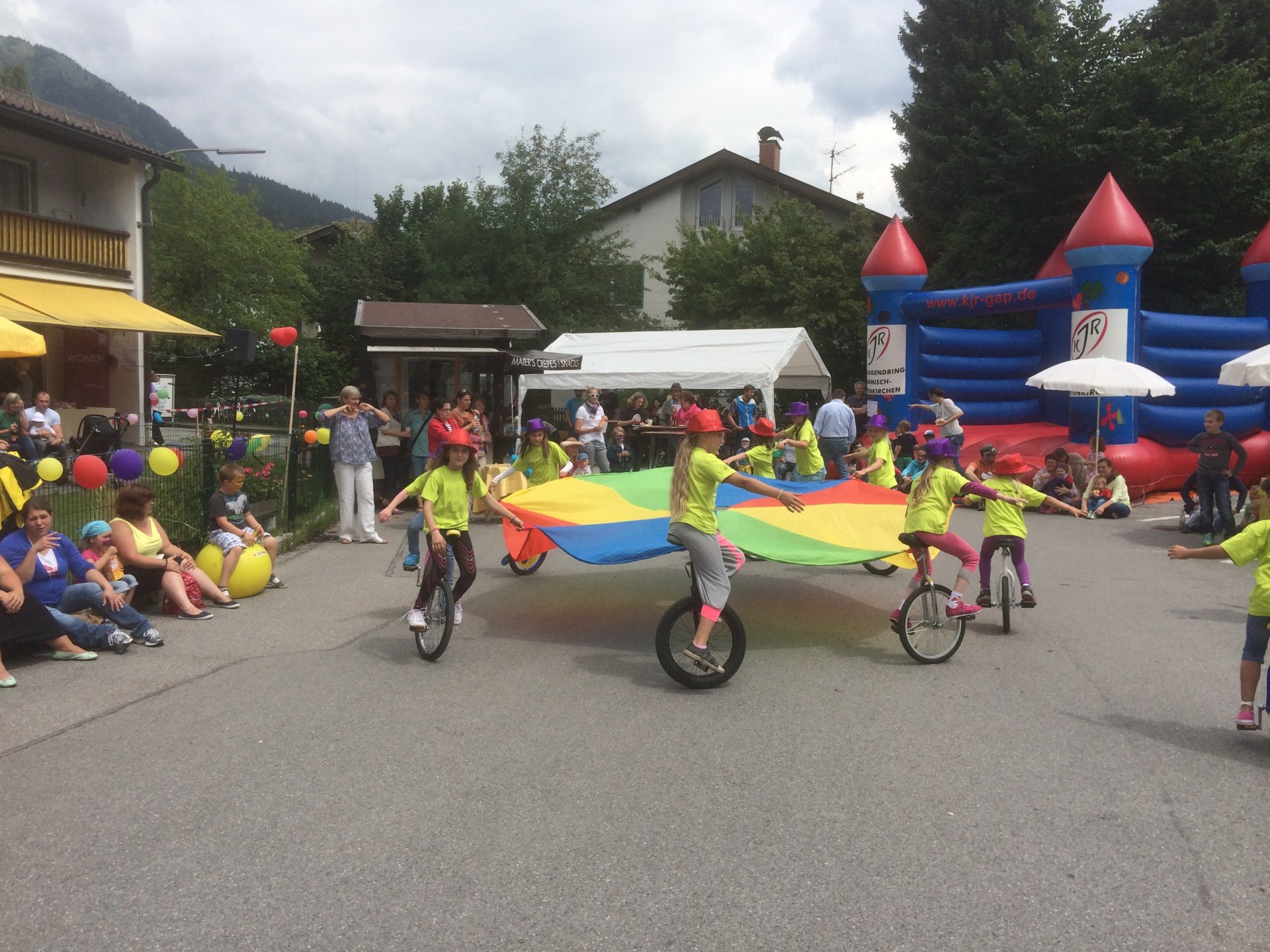 Auftritt einrad beim kinderbu ro